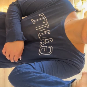 Mörkblå långärmad tröja från GANT - Snygg mörkblå långärmad tröja från GANT 😍nypris 800kr, säljer för så lågt pris för den är några år gammal men knapps använd! Pris kan diskuteras!