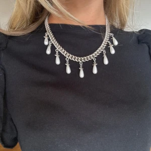 Maria Nilsdotter pärlhalsband - Chunky chain pearls necklace silverfärgat från Maria Nilsdotter. I super bra skick, digitalt kvitto finns! Kommer med originalask och kort. Nypris: 9995kr!!❣️