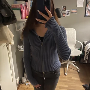 Blå zip up  - Säljer en jättefin zip up tröja i färgen blå💕 den har ett stretchigt material och är super skön. Det står att den är i storlek M men jag skulle säga att den passar S + jag har aldrig använt den så den är ny!