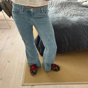 Ljusblå bootcut jeans med detaljer - Säljer ett par ljusblå jeans med snygga sömdetaljer längs benen. Modellen är bootcut med normal passform, helt oanvända!! Så snygga!!!❤️🌸🌸🌸