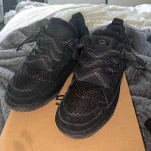  Lowmel UGGS - Snygga svarta sneakers från UGG Insidan är fodrad med mjukt material för extra komfort. Perfekta för dig som vill ha en trendig look i vinter.