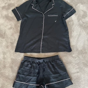 Svart pyjamas från Victoria's Secret - Snygg svart pyjamas från Victoria's Secret med något typ av leopard mönster. Nypris ca 1000kr