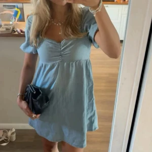 Jeans klänning - Jätte snygg jeans klänning från H&M, säljer då den inte kommer till användning längre💕 lite små fläckar fram men verkligen inte någon man tänker på ( sista bilden ) 