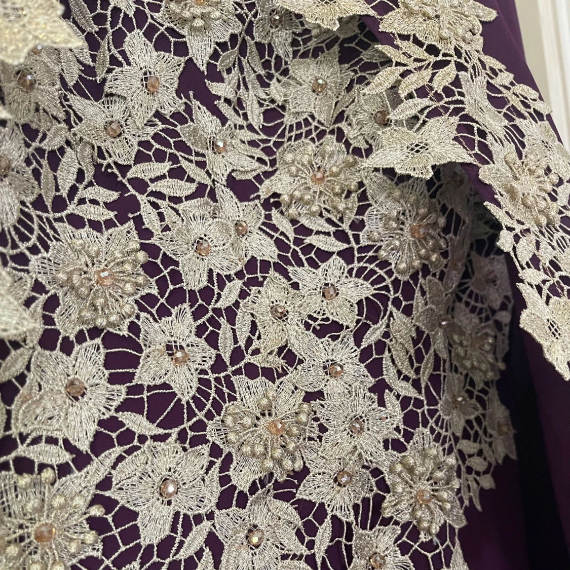 Lång lila klänning med spetsdetaljer - 2