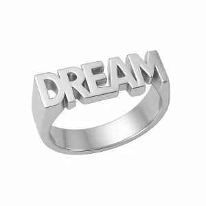 Silverring med DREAM-text - Cool ring i blankt silverfärgat material med ordet DREAM i stora bokstäver framtill. Perfekt statement-piece för dig som vill sticka ut och sprida positiva vibes. Enkel och stilren design som passar till allt.