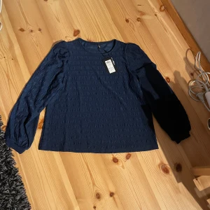 Mörkblå blus från ONLY - Säljer denna supersnygga mörkblå blus från ONLY i storlek XXL men skulle säga att den passar på de som använder storlek M. 