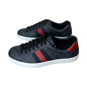 Gucci ace  - Gucci Ace sneakers. Storlek 6.5 & 7.5 tillgängliga. Båda paren nya med box dustbag etc. Pris 3990kr nypris 7.600kr. Finns att köpa på våran hemsida, Fashionels.com