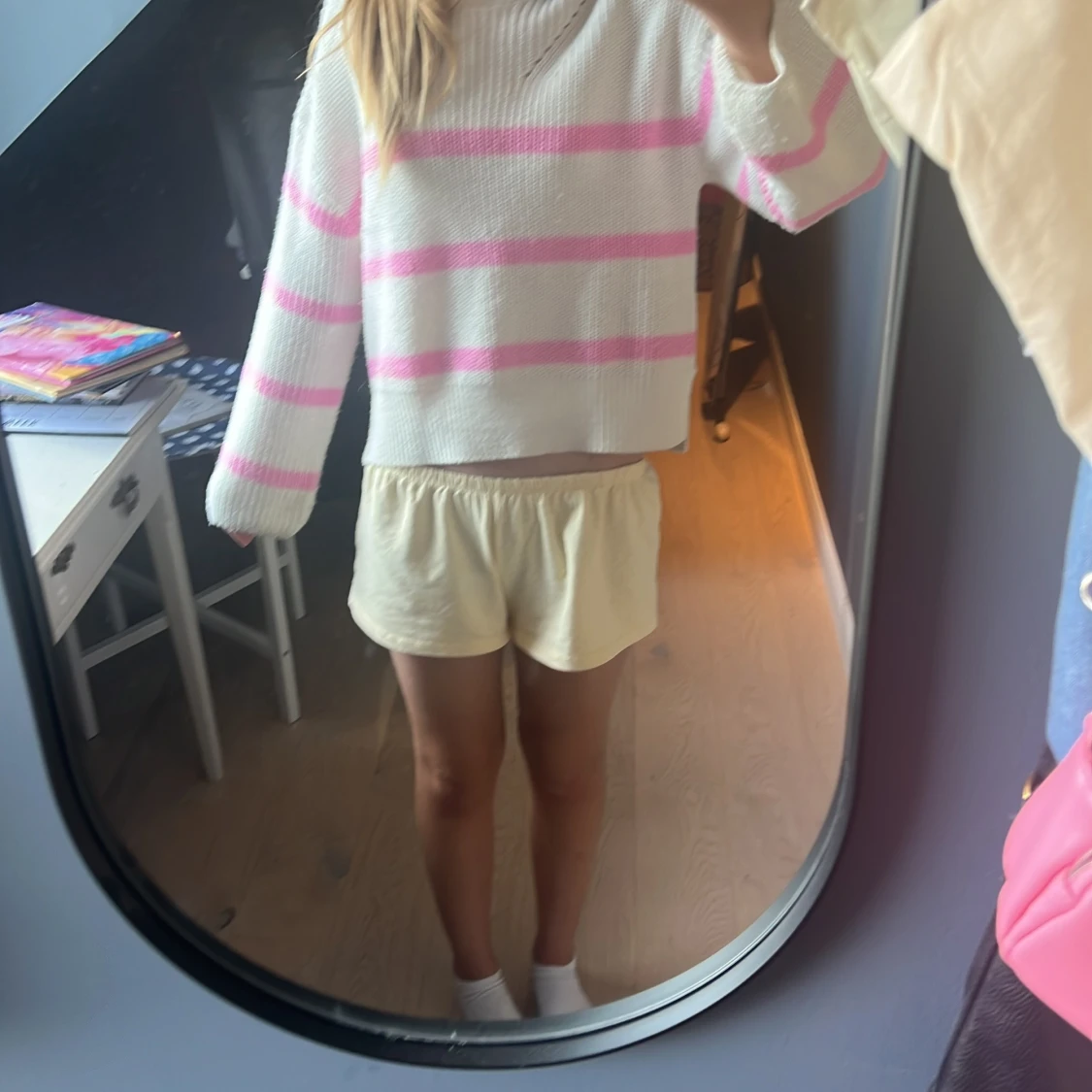 Vit stickad tröja med rosa ränder