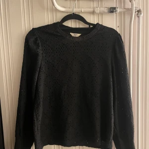 Svart blus  - Fin och enkel blus som passar perfekt för alla tillfällen. 