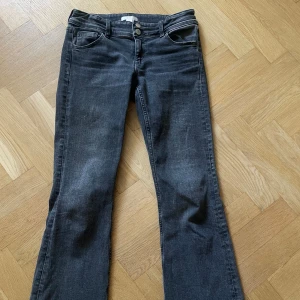 Mörkgrå bootcut jeans med fickdetaljer - Snygga tall mörkgrå jeans med bootcut passform och dubbla knappar i midjan. Low waist och sitter bra i midjan och längden💗