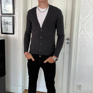 Massimo dutti tröja  - Massimo dutti kofta, storlek M, cond 8/10, färg mörk grå, modellen är 188 och väger 75kg 