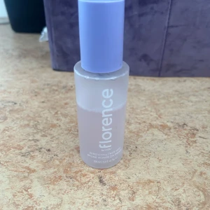 Florence by Mills Zero Chill Face Mist - Säljer en Florence by Mills Zero Chill Face Mist i en frostad glasflaska med lila plastlock. Innehåller 100 ml ansiktsmist som ger en fräsch känsla och återfuktar huden. Perfekt att ha i väskan för en snabb uppfräschning under dagen. Nypris 200kr