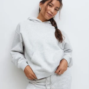 Ljusgrå hoodie med huva - Säljer en ljusgrå hoodie med klassisk huva och magficka. Tröjan har en relaxed passform och är tillverkad i mjuk bomullsblandning. Perfekt för chill dagar eller när du vill ha en enkel och stilren look. Tröjan är lite nopprig och har en liten fläck på armen om man vill kan jag sicka bild på fläcken om man är intresserad av hoodien.❤️