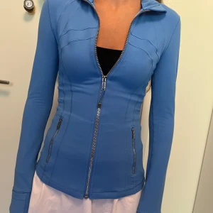 Blå träningsjacka från Lululemon - Superfin och trendig lululemon ”define jacket”💙 Använd en gång och har inga defekter eller skavanker✨ Köpt på NK för 1300kr. Storlek 2 som sitter tajt på mig som brukar ha xxs/xs