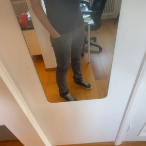 Gråa byxor från Jacob Cohen - Snygga gråa byxor från Jacob Cohen i storlek 31. Byxorna har en slim passform och är tillverkade i mjuk bomull med lite stretch för extra komfort. Perfekta för dig som gillar stilrena och bekväma byxor. Det är modellen 622, priset är förhandlingsbart 