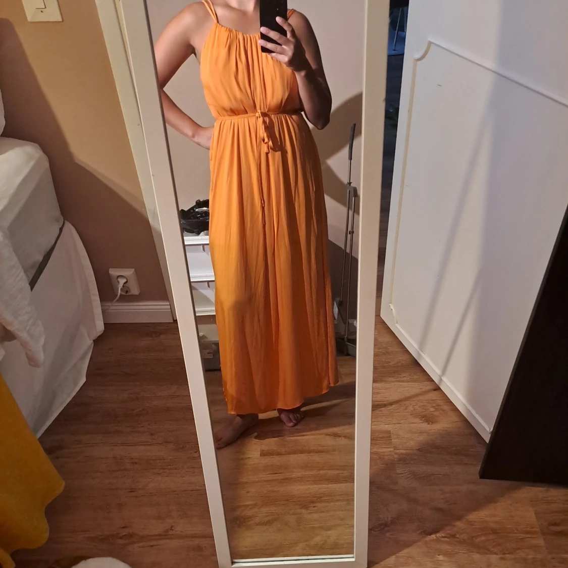 Orange långklänning med knyt i midjan - 1