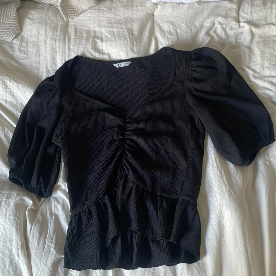 Svart blus med volang och puffärm XS - 1