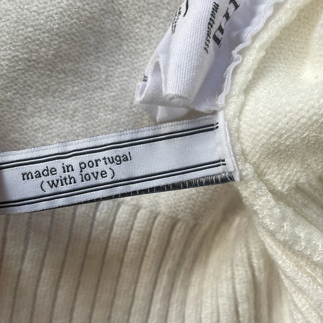 Vit stickad tröja Ami med rött hjärta - 2