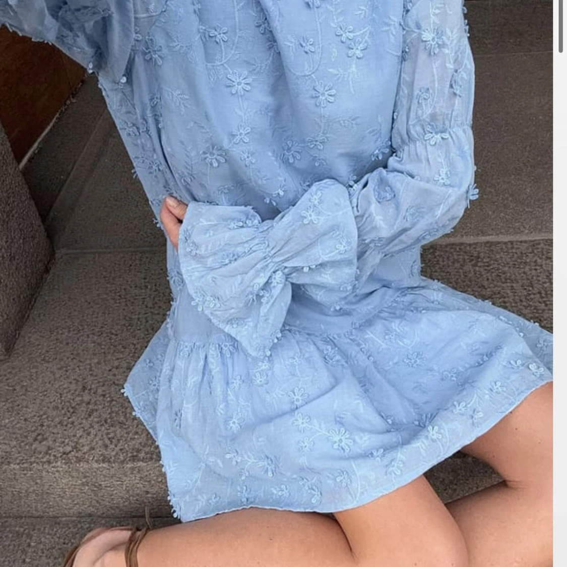 Blå blommig kortklänning med öppen rygg - 2