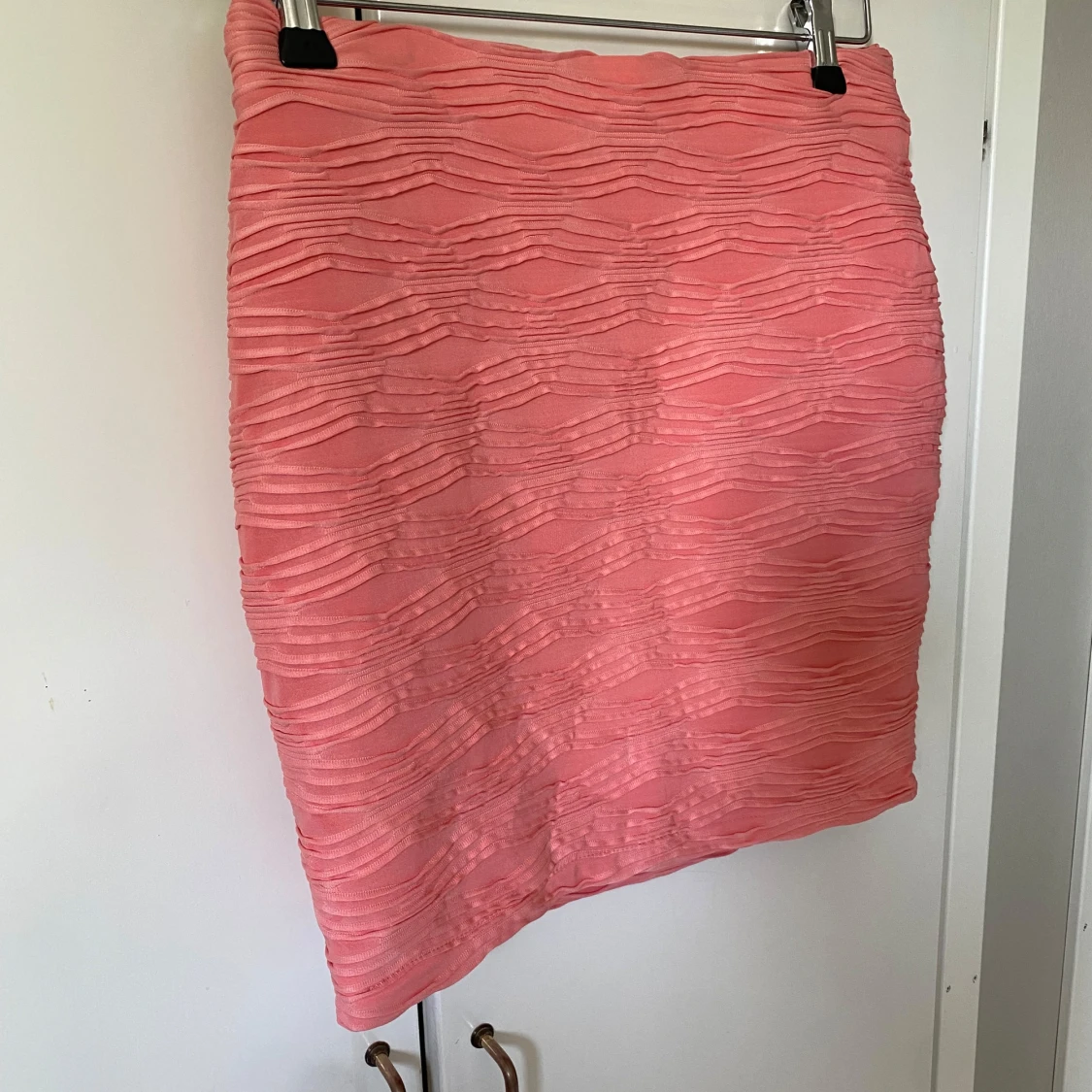 Rosa kortkjol med strukturmönster - 1