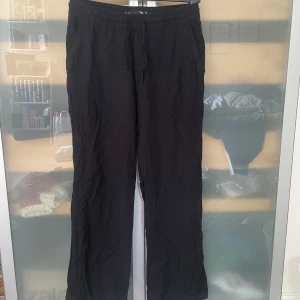 Svarta linnebyxor från lager 157 - Svarta linnebyxor från lager 157 med avslappnad passform och resår i midjan med snörning. Byxorna har raka ben, sidofickor och en bakficka. Perfekta för en chill och stilren look. Skriv om du undrar något, kolla min profil innan du trycker på Köp nu💕💕