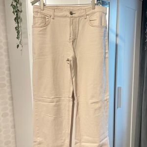Beige  baggy raka jeans  - Snygga beige baggy jeans med raka ben. Byxorna har ljusa sömmar. Använt 1 gång