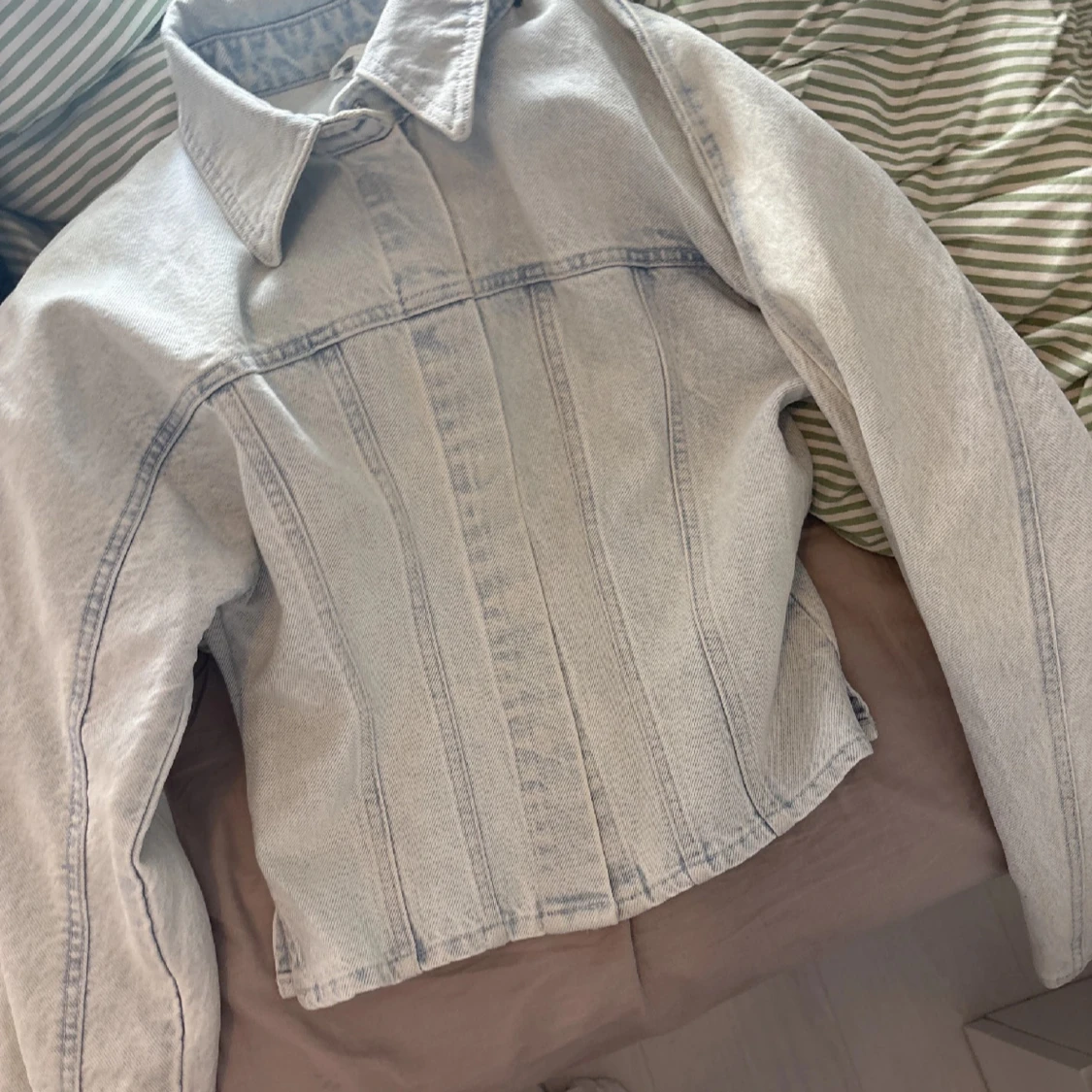 Ljus jeansjacka med klassisk krage