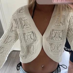 Kofta - Virkad kofta❣️man kan även ha den uppknäppt 