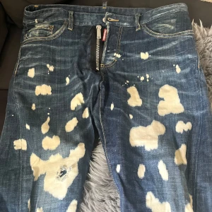 Dsquared2 jeans i modellen Easy slim Jean - Dsquared2 jeans med en unik design i cow mönstret.  Modellen: sexy twist Jean modell, herr stl 48.  Jeansen har en klassisk blå denimfärg, fläckar, logotypen baktill & kod för äkthetsbevis i byxorna. Ord.pris är 3500kr.                                                      (Läs alltid min profil för villkor)