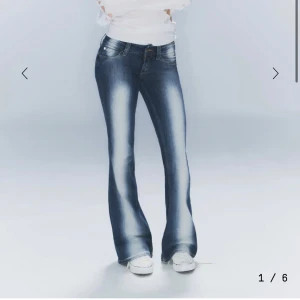 Weekday jeans - Säljer ett par blå populära weekday jeans, oanvända!! Storlek 28x32