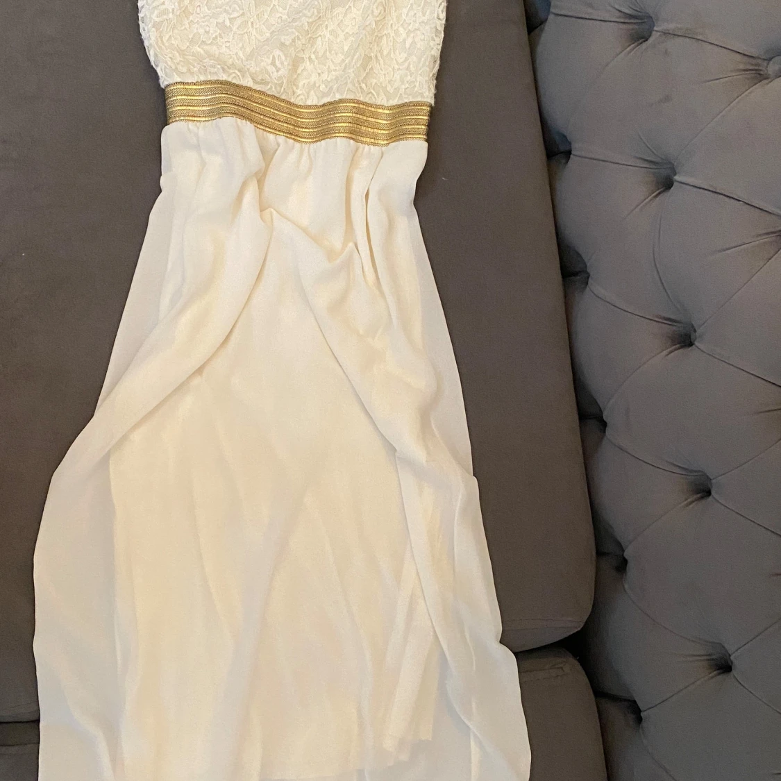 Vit långklänning med spets och guldmidja - 2