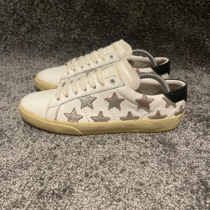 Saint Laurent Skor - ‼️VI TAR EJ BYTEN‼️Saint Laurent Skor | Skick: 8/10 | Storlek 37,5 sitter större 38-38,5 | ingår enbart skorna vid köp. | Fraktar inom 24H efter köp på köparens bekostnad 📦💨 | Hör av dig vid minsta fråga eller fundering 💭