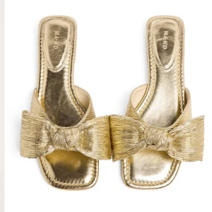 Guld sandaler  - Säljer dessa supersnygga sandalerna från nakd som är helt slutsålda! Endast använda en gång (köpta för 499kr) 