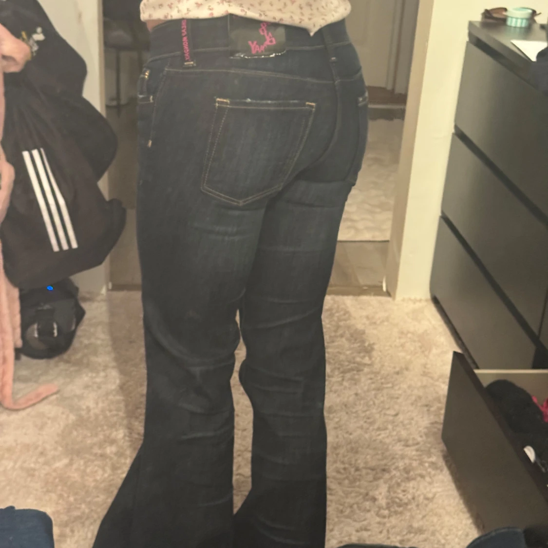 Mörkblå bootcut jeans med rosa detalj - 1