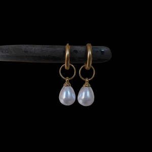 Guldiga örhängen med droppformade pärlor - Snygga örhängen med guldfärgade ringar och droppformade vita pärlor som hänger ned. Perfekta för att ge en elegant touch till din stil. Klassisk design som passar till många outfits. Ej rost eller nickel fria. 