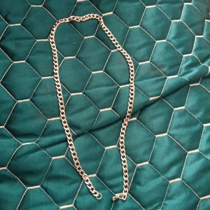 Kedjehalsband i silverfärg - Snyggt halsband med grov kedja i silverfärg. Perfekt för att ge din outfit en cool edge. Halsbandet har klassisk länkkedja och enkel låsning. Passar både till streetwear och mer stilrena looks.