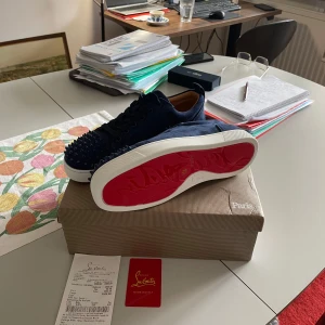Christian Louboutin  - Ett par Christian Louboutin skor i otroligt fint skick använda fåtal gånger kvitto kommer självklart med. Tveka inte att skriva vid funderingar kring paret! 