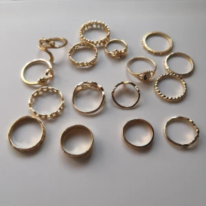 16 st vintage stil ringar  - 16st guldfärgade ringar i olika former och mönster. Materialet är alloy. （147）