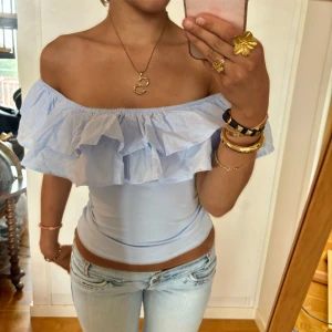 Offshoulder volangtopp  - Så fin Offshoulder volangtopp! Jag är 168 och det är mina bilder, köp via köp nu direkt eller Swish, kvar tills markerad som såld 💖 