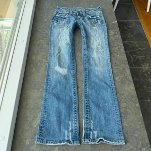 Lågmidjade jeans med slitningar  - Så snygga jeans som tyvärr inte passar mig och har därför ingen bild på! Midjemått tvärsöver:38-39cm Midjehöjd: 18cm Inerbens längd: 81cm💕