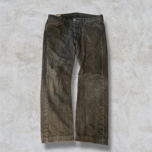 Levis 501 - Snygga jeans med storlek W34 L30. Tveka inte att höra av er med frågor eller funderingar och kolla gärna in mina andra annonser så ska vi säkert kunna fixa ett paketpris🤩🤩🤩