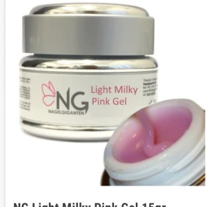 SÖKER! - En burk med Light Milky Pink Gel från Nagelgiganten. Gelen har en mjuk, ljusrosa färg och kommer i en stilren silverfärgad burk. Perfekt för att skapa naturligt snygga naglar med en fräsch finish.