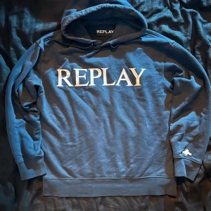 Replay hoodie  - Skit snygg och cool replay hoodie i fantastiskt skick. Tveka inte att höra av er med frågor och kolla gärna in mina andra annonser så ska vi säkert kunna lösa ett paket pris