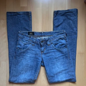 Blå lågmidjade jeans från Lee - Vintage lågmidjade bootcut jeans från Lee, knappt använda :) 📏 Mått (mätt platt): Midjemått: 37cm Gren: 19cm Innerbenslängd: 79cm Storlek W27 L33 Jag bär S/36 och är 170cm Hör av dig vid fler frågor!💕