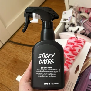Sticky Dates Body Spray från Lush - Sticky Dates Body Spray från Lush helt ny aldrig använd har bara suttit i min låda 