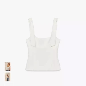 Vit linnetopp med knytband - Supersöt vit linnetopp med breda axelband som knyts i rosetter från ZARA. Toppen har rak passform och fyrkantig ringning, vilket ger en clean och trendig look. Perfekt att styla med jeans eller kjol för en fräsch sommarstil. Storlek XS. Använd max två gånger så är som ny skick och slutsåld på hemsidan 