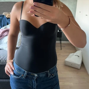 Body/underklänning - Snygg body/underklänning från h&m som ger snygg form❤️