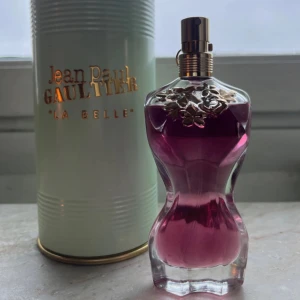 Jean Paul Gaultier La Belle - 50 ml men ej full flaska. Köpt hos Notino 🍐🍦Originalförpackningen kommer med. ‼️700kr är det nuvarande lägsta priset‼️