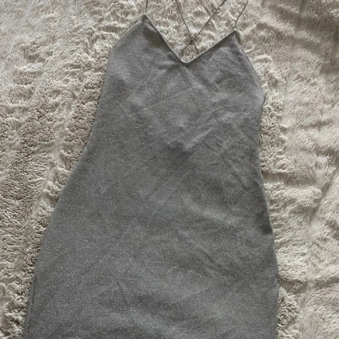 Glittrig silver kortklänning med smala band