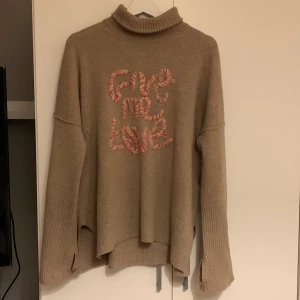 Beige polotröja Zadig & Voltaire - Säljer denna super snygga tröjan från Zadig & Voltaire då den inte passade mig och har därav inte kommit till någon användning. 